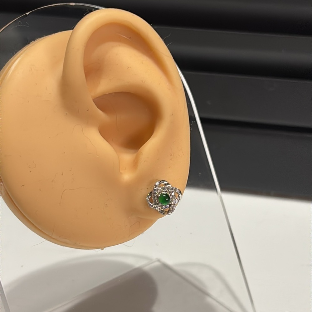 💚 NEW 18k white gold over 925 sterling silver natural Jade swirl stud earrings